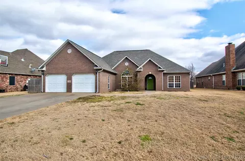 1129 Elizabeth Dr, Checotah, OK 74426