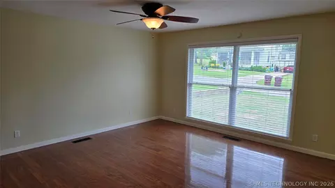 Living - 411 S 3rd, Eufaula, OK 74432 photo 11 of 11