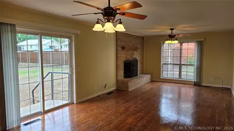 Living - 411 S 3rd, Eufaula, OK 74432 photo 6 of 11
