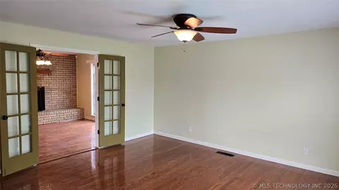 Living - 411 S 3rd, Eufaula, OK 74432 photo 10 of 11