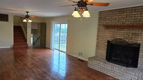 Living - 411 S 3rd, Eufaula, OK 74432 photo 4 of 11