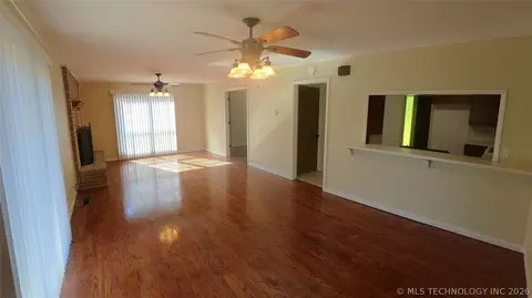 Living - 411 S 3rd, Eufaula, OK 74432 photo 7 of 11