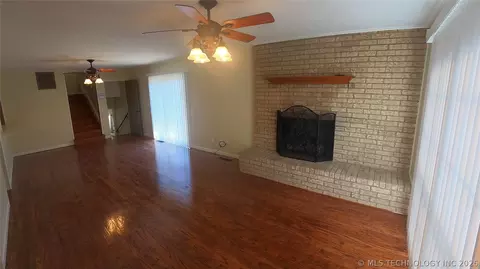 Living - 411 S 3rd, Eufaula, OK 74432 photo 3 of 11