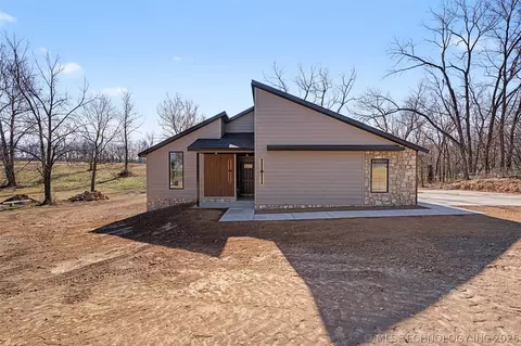 240 E 14th St, Grove, OK 74344