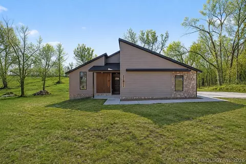 240 E 14th St, Grove, OK 74344