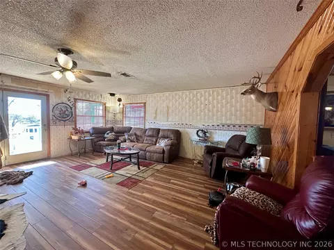 Living - 5924 Kickapoo Ave, Kingston, OK 73439 photo 5 of 6