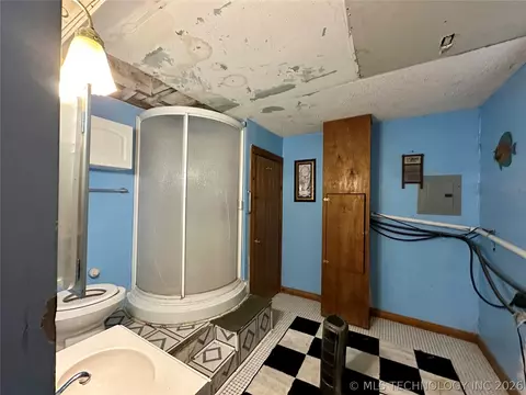 Bath - 5924 Kickapoo Ave, Kingston, OK 73439 photo 2 of 3