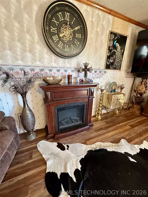 Living - 5924 Kickapoo Ave, Kingston, OK 73439 photo 2 of 6