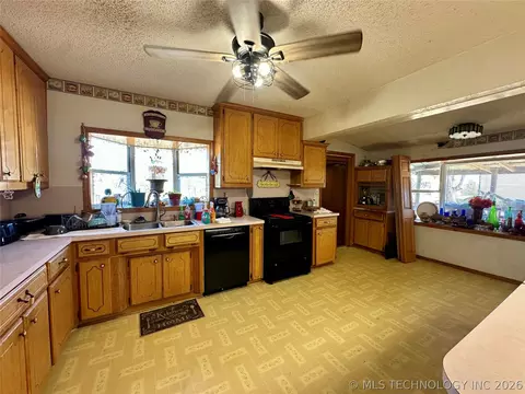 Kitchen - 5924 Kickapoo Ave, Kingston, OK 73439 photo 3 of 7
