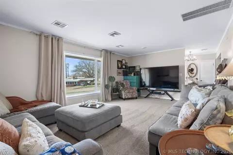 Living - 1506 Crescent Dr, Duncan, OK 73533 photo 3 of 3