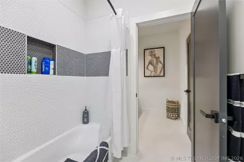 Bath - 1433 E 38th St, Tulsa, OK 74105 photo 8 of 9