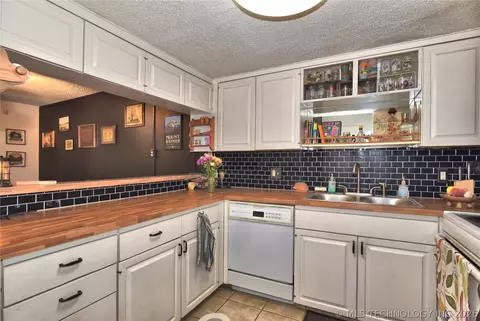 2202 E 55th Court 2202, Tulsa, OK 74105 photo 8