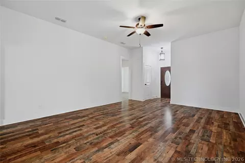 Living - 116 8th Ave, Colbert, OK 74733 photo 2 of 2