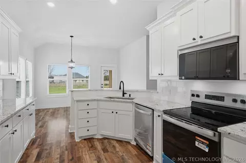 Kitchen - 116 8th Ave, Colbert, OK 74733 photo 2 of 3