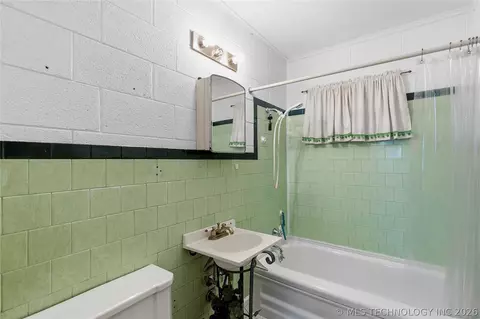 Bath - 32262 E 720 Rd, Wagoner, OK 74467 photo 1 of 1