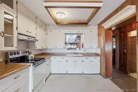 Kitchen - 32262 E 720 Rd, Wagoner, OK 74467 photo 1 of 1