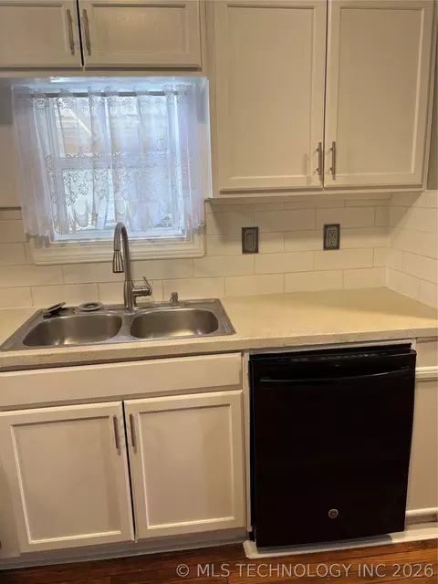 Kitchen - 933 E Maple St, Cushing, OK 74023 photo 3 of 3