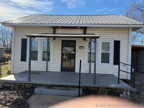 Exterior - 933 E Maple St, Cushing, OK 74023 photo 2 of 4