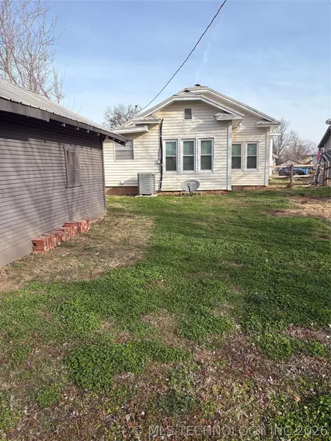 Exterior - 933 E Maple St, Cushing, OK 74023 photo 4 of 4