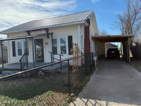 933 E Maple St, Cushing, OK 74023