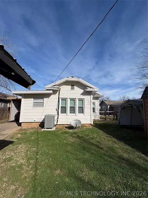 Exterior - 933 E Maple St, Cushing, OK 74023 photo 3 of 4