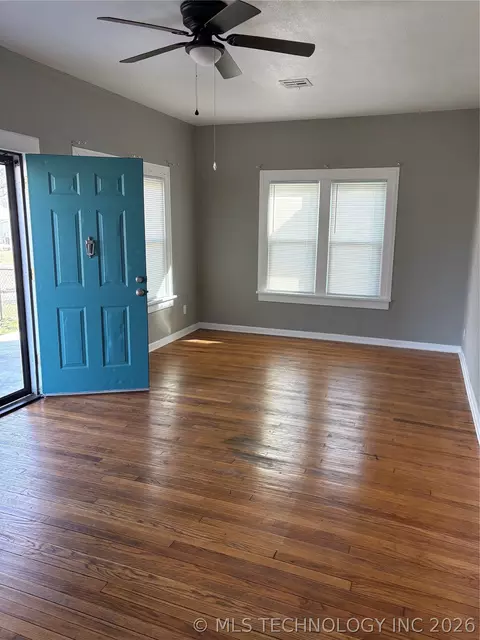 Living - 933 E Maple St, Cushing, OK 74023 photo 1 of 2
