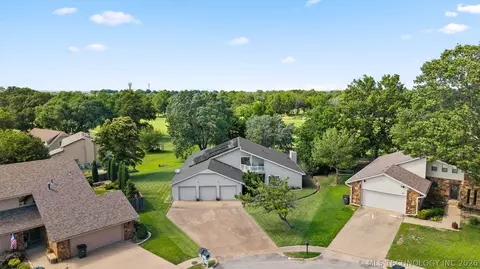 201 Clear Ridge Ct, Bartlesville, OK 74006