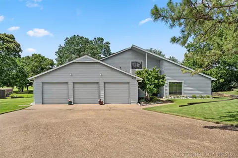201 Clear Ridge Ct, Bartlesville, OK 74006
