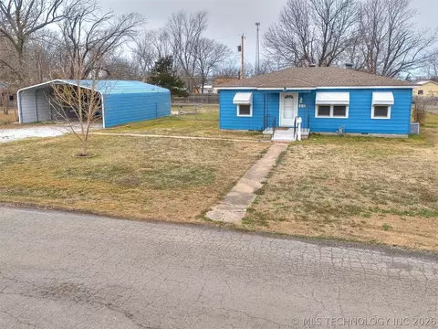 632 S Walnut St, Nowata, OK 74048