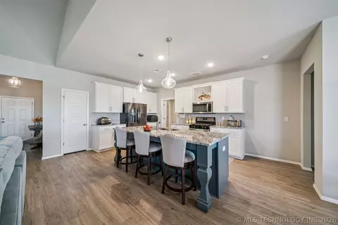 Kitchen - 1671 E 140th St, Glenpool, OK 74033 photo 1 of 3