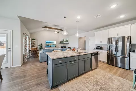 Kitchen - 1671 E 140th St, Glenpool, OK 74033 photo 3 of 3