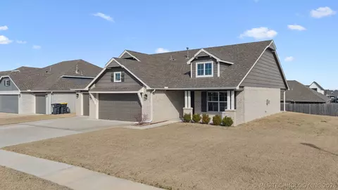 Exterior - 1671 E 140th St, Glenpool, OK 74033 photo 2 of 5