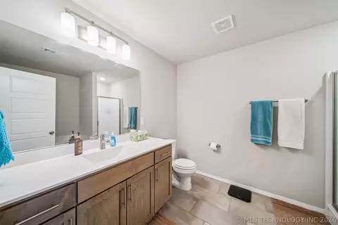 Bath - 1671 E 140th St, Glenpool, OK 74033 photo 1 of 2