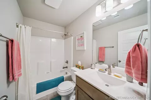 Bath - 1671 E 140th St, Glenpool, OK 74033 photo 2 of 2