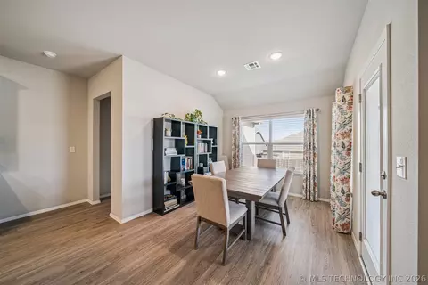 Dining - 1671 E 140th St, Glenpool, OK 74033 photo 1 of 1