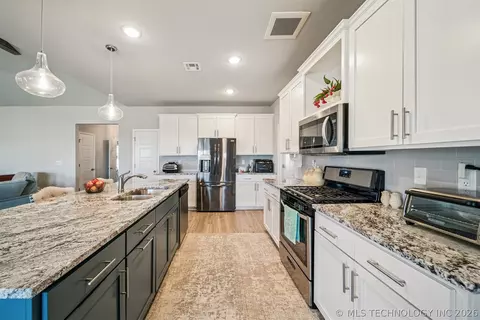 Kitchen - 1671 E 140th St, Glenpool, OK 74033 photo 2 of 3