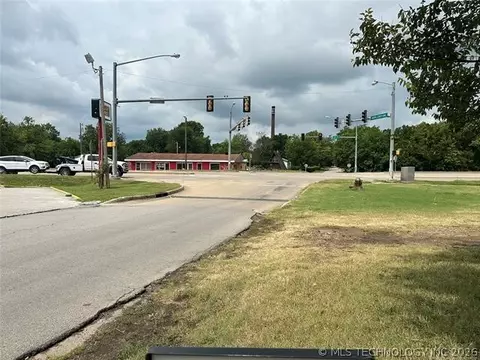 917 Martin Luther King Dr, Okmulgee, OK 74447