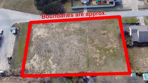 727 E 21st St, Okmulgee, OK 74447