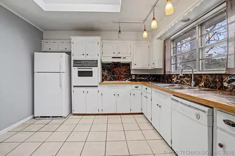 Kitchen - 6717 E 30th St, Tulsa, OK 74129 photo 1 of 2