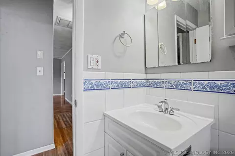 Bath - 6717 E 30th St, Tulsa, OK 74129 photo 2 of 2