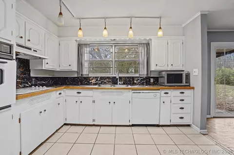 Kitchen - 6717 E 30th St, Tulsa, OK 74129 photo 2 of 2
