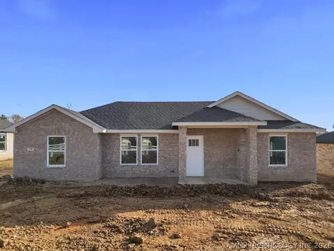 714 W 6th St, Atoka, OK 74525