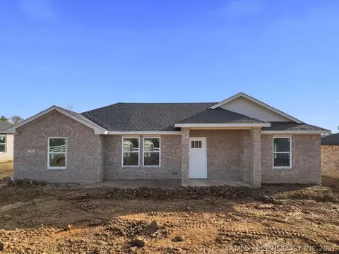 714 W 6th St, Atoka, OK 74525