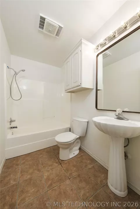 Bath - 291 Cedar Ridge Rd, Eufaula, OK 74432 photo 5 of 6