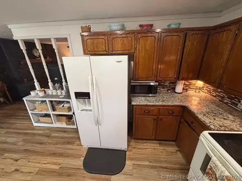Kitchen - 411064 E 1180 Rd, Eufaula, OK 74432 photo 5 of 5
