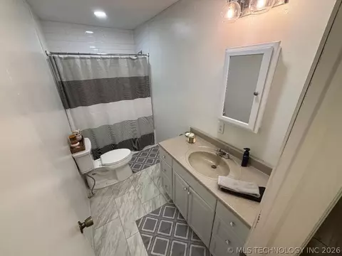 Bath - 411064 E 1180 Rd, Eufaula, OK 74432 photo 3 of 4