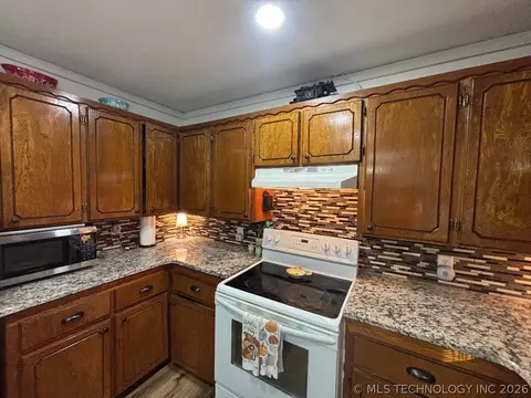 Kitchen - 411064 E 1180 Rd, Eufaula, OK 74432 photo 1 of 5