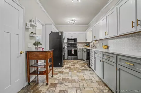 Kitchen - 6505 E 78th St, Tulsa, OK 74133 photo 2 of 3