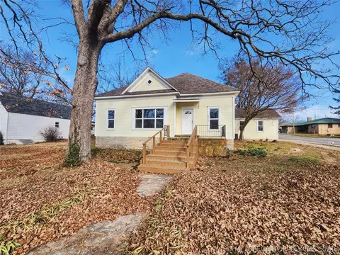 611 Goingsnake St, Tahlequah, OK 74464