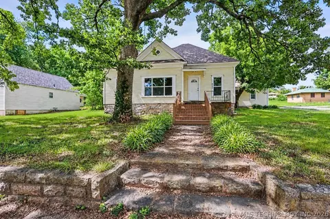 611 Goingsnake St, Tahlequah, OK 74464